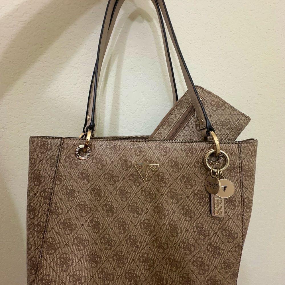 GUESS
Noelle Elite Large Tote & Wallet